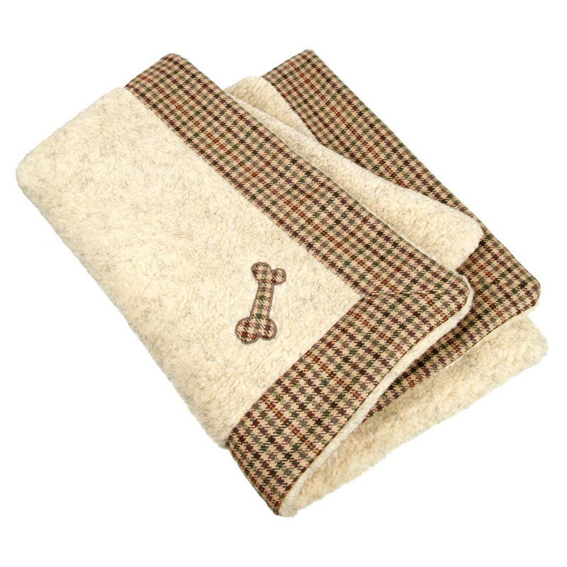The Sidworth Tweed Dog blanket is made with thick, warm Sherpa fleece, which is cosy and hardwearing.