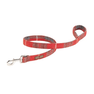 The sturdy metal clasp on this Hoxton Tartan Harris Tweed Dog Lead is similar to those used on the saddles of thoroughbred horses, giving the lead a wonderful quality feel to it (and lasting for years too). The Hoxton Tartan Dog Lead is approximately 1 metre long and is available in a slim width for small dogs or regular width for medium to large dogs.